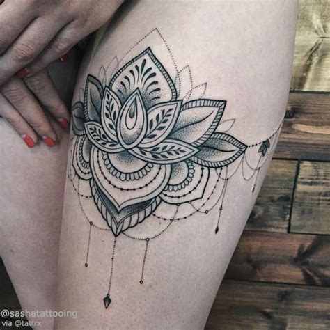 tatuagem feminina de flor na coxa|Tatuagem flores coxa